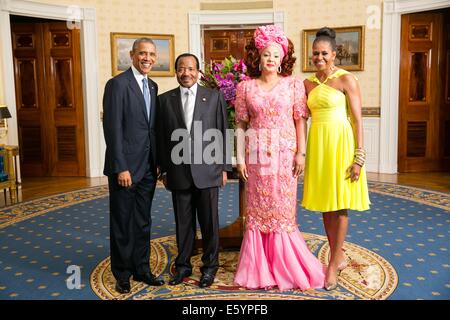 Le président américain Barack Obama et la Première Dame Michelle Obama posent avec Paul Biya, Président de la République du Cameroun, et son épouse Chantal Biya, dans la salle bleue de la Maison blanche avant le Sommet des dirigeants des États-Unis-Afrique le dîner du 5 août, 2014 à Washington, DC. Banque D'Images