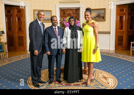 Le président américain Barack Obama et la Première Dame Michelle Obama posent avec Hassan Sheikh Mohamud, Président de la République fédérale de Somalie, et son épouse Qamar Ali Omar, dans la salle bleue de la Maison blanche avant le Sommet des dirigeants des États-Unis-Afrique le dîner du 5 août, 2014 à Washington, DC. Banque D'Images