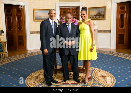 Le président américain Barack Obama et la Première Dame Michelle Obama posent avec Ismail Omar Guelleh, Président de la République de Djibouti, dans la salle bleue de la Maison blanche avant le Sommet des dirigeants des États-Unis-Afrique le dîner du 5 août, 2014 à Washington, DC. Banque D'Images