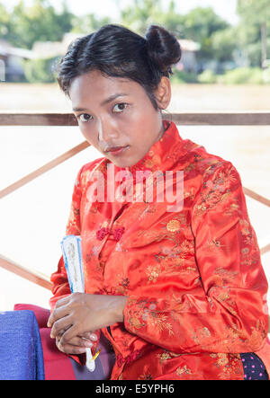 Asian woman holding fan Banque D'Images