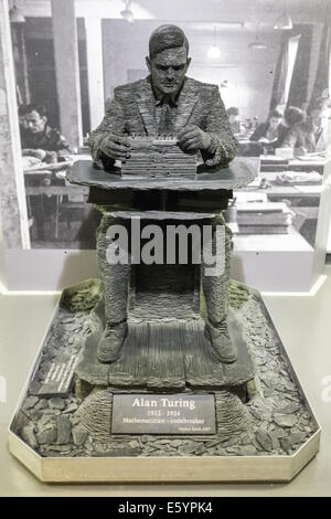 Statue grandeur nature d'Alan Turing assis à une machine de chiffrement Enigma par Stephen électrique (2007) à Bletchley Park Banque D'Images