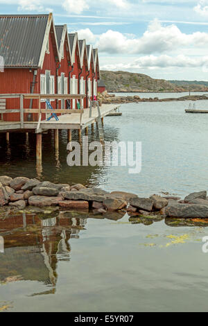 Chalets en bois rouge à Hällene, Îles Tjörn, Bohuslan, Västra Götalands Iän, la Suède. Banque D'Images