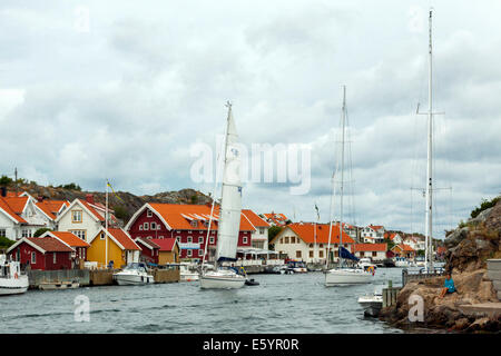 Yachting le long de l'archipel suédois, Björholmen, Klövedal, Västra Götaland, en Suède. Banque D'Images