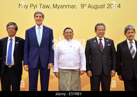 Le secrétaire d'Etat américain John Kerry pose avec d'autres collègues lors d'une photo de groupe au début d'une réunion avec les pays membres de l'ANASE, le 9 août 2014 à Naypyitaw, Myanmar. Banque D'Images