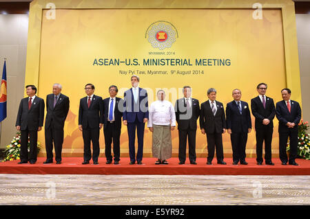 Le secrétaire d'Etat américain John Kerry pose avec d'autres collègues lors d'une photo de groupe au début d'une réunion avec les pays membres de l'ANASE, le 9 août 2014 à Naypyitaw, Myanmar. Banque D'Images