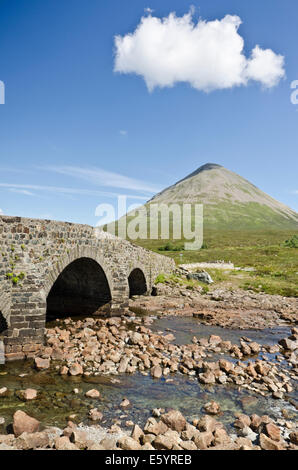 Pont sur la rivière Sligachan avec Ben Glamaig Banque D'Images