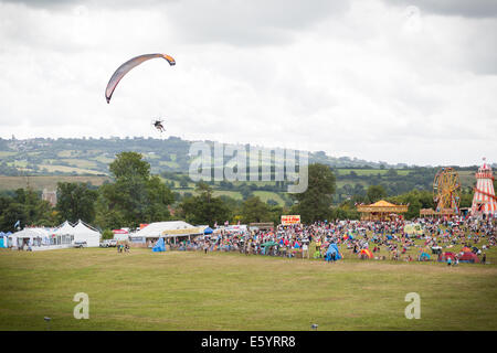 Bristol, Royaume-Uni. 9 Août, 2014. Le Bristol Balloon Fiesta propose une journée de divertissement familial. La sortie de l'équipe de parachutistes voler au-dessus de la foule. Credit : Shane Mallia/Alamy Live News Banque D'Images