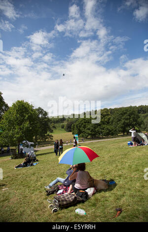 Bristol, Royaume-Uni. 9 Août, 2014. Le Bristol Balloon Fiesta propose une journée de divertissement familial. La RAF Typhoon Display Team volent au-dessus de la foule étonnée, provoquant un grand bruit. Credit : Shane Mallia/Alamy Live News Banque D'Images