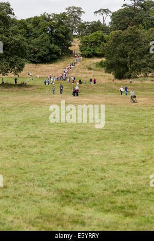 Bristol, Royaume-Uni. 9 Août, 2014. Le Bristol Balloon Fiesta propose une journée de divertissement familial. Les familles à pied en descente jusqu'à rejoindre la Fiesta. Credit : Shane Mallia/Alamy Live News Banque D'Images