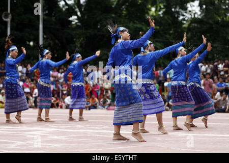 Dhaka, Bangladesh. 9 Août, 2014. Les femmes bangladaises indegenious participer à un rassemblement à Dhaka a tenu à célébrer Organisation des Nations Unies (ONU) Journée internationale des populations autochtones. L'événement est observé pour promouvoir et protéger les droits des communautés autochtones riches et diverses cultures.Cette année, le slogan est ''Combler le fossé : la mise en œuvre des droits des peuples autochtones' Credit : Zakir Hossain Chowdhury/ZUMA/Alamy Fil Live News Banque D'Images