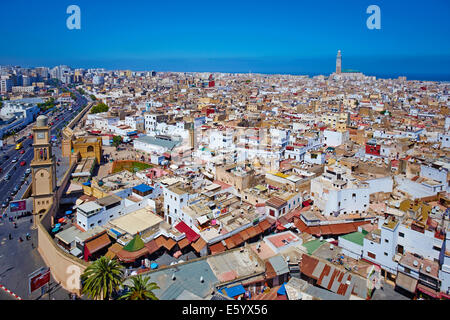 Maroc, Casablanca, l'ancienne Médina et la mosquée Hassan II. Banque D'Images