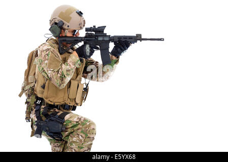 Fusil Sniper ou soldat holding et prêt à shot Banque D'Images