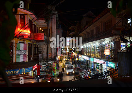 Voyageur et népalais sur la rue Thamel marché pour le shopping et la vente de nuit à Katmandou au Népal Banque D'Images