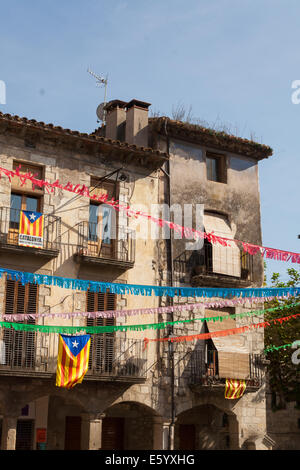 Le drapeau catalan volant au-dessus de la place de la ville de Besalu, Espagne Banque D'Images