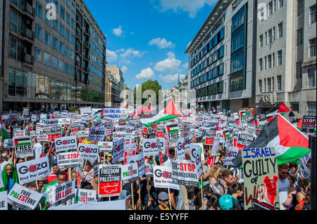 Londres, Royaume-Uni. 9 août, 2014. En dehors de la BBC un énorme drapeau est déployé et que la marche partira les signes de paix alternent avec des chants et de pointage - honte à vous. Arrêter le massacre à Gaza" de protestation. Une manifestation appelée par la Campagne de Solidarité Palestine (CFP). Ils ont réuni à la BBC des bureaux à Regent Street et ont marché vers l'ambassade des États-Unis et à un rassemblement à Hyde Park. Ils ont appelé à "l'attentat d'Israël et l'assassinat d'arrêter maintenant et pour David Cameron à cesser de soutenir les crimes de guerre israéliens'. Londres, 09 août 2014. Crédit : Guy Bell/Alamy Live News Banque D'Images