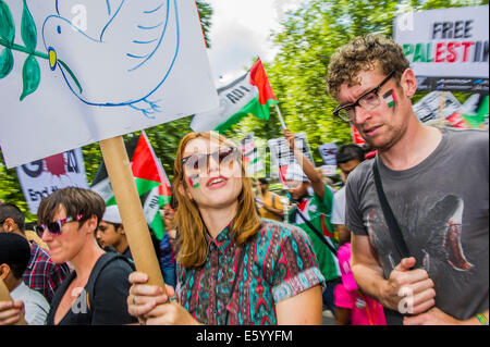 Londres, Royaume-Uni. 9 août, 2014. Comme le laissez-passer de mars l'ambassade des Etats-Unis d'augmenter les passions. Arrêter le massacre à Gaza" de protestation. Une manifestation appelée par la Campagne de Solidarité Palestine (CFP). Ils ont réuni à la BBC des bureaux à Regent Street et ont marché vers l'ambassade des États-Unis et à un rassemblement à Hyde Park. Ils ont appelé à "l'attentat d'Israël et l'assassinat d'arrêter maintenant et pour David Cameron à cesser de soutenir les crimes de guerre israéliens'. Londres, 09 août 2014. Crédit : Guy Bell/Alamy Live News Banque D'Images