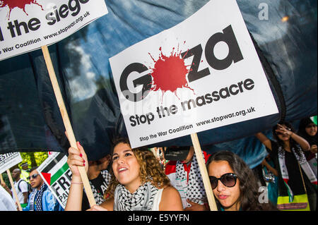 Londres, Royaume-Uni. 9 août, 2014. Comme le laissez-passer de mars l'ambassade des Etats-Unis d'augmenter les passions. Arrêter le massacre à Gaza" de protestation. Une manifestation appelée par la Campagne de Solidarité Palestine (CFP). Ils ont réuni à la BBC des bureaux à Regent Street et ont marché vers l'ambassade des États-Unis et à un rassemblement à Hyde Park. Ils ont appelé à "l'attentat d'Israël et l'assassinat d'arrêter maintenant et pour David Cameron à cesser de soutenir les crimes de guerre israéliens'. Londres, 09 août 2014. Crédit : Guy Bell/Alamy Live News Banque D'Images