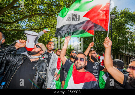 Londres, Royaume-Uni. 9 août, 2014. Comme le laissez-passer de mars l'ambassade des Etats-Unis d'augmenter les passions. Arrêter le massacre à Gaza" de protestation. Une manifestation appelée par la Campagne de Solidarité Palestine (CFP). Ils ont réuni à la BBC des bureaux à Regent Street et ont marché vers l'ambassade des États-Unis et à un rassemblement à Hyde Park. Ils ont appelé à "l'attentat d'Israël et l'assassinat d'arrêter maintenant et pour David Cameron à cesser de soutenir les crimes de guerre israéliens'. Londres, 09 août 2014. Crédit : Guy Bell/Alamy Live News Banque D'Images