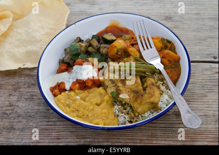 Portcurnick,cabane cachée,plage Cornwall, UK,un café et restaurant sur la plage,qui accueille'fête nuits',ici c'est un curry night.UK Banque D'Images