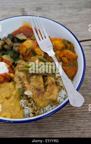 Portcurnick,cabane cachée,plage Cornwall, UK,un café et restaurant sur la plage,qui accueille'fête nuits',ici c'est un curry night.UK Banque D'Images