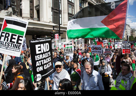 Londres, Royaume-Uni. Samedi 9 août 2014. Pro-Palestinian manifestants dans leurs dizaines de milliers de mars à central London à l'Ambassade Américaine pour protester contre l'offensive militaire à Gaza par Israël. Les citoyens britanniques et les Palestiniens britannique se sont réunis en grand nombre portant des pancartes et des bannières appelant à "Palestine libre" et à "mettre fin au siège de Gaza". Crédit : Michael Kemp/Alamy Live News Banque D'Images