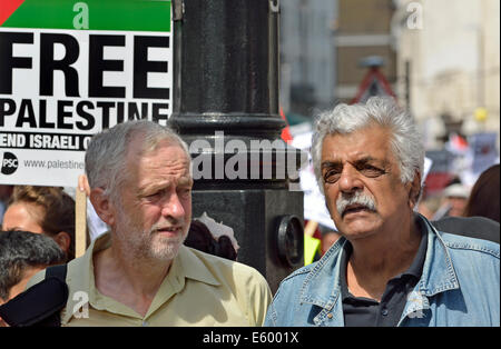 Londres, Royaume-Uni. 9 Août, 2014. Des dizaines de milliers de mars BBC Broadcasting House d'Hyde Park, via l'ambassade américaine, pour protester contre la poursuite de l'action d'Israël à Gaza. Jeremy Corbyn MP et Tariq Ali Crédit : PjrNews/Alamy Live News Banque D'Images