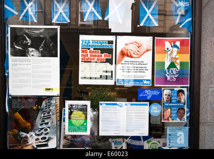 « Oui, c'est l'indépendance » vote oui boutique, prospectus et affiches dans les bureaux de SNP, Union Street, Inverness, Écosse, Royaume-Uni. 9 août 2014. Compte à rebours jusqu'au vote de l'indépendance. Banque D'Images