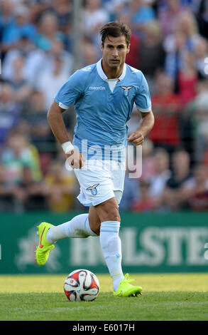 Luebeck, Allemagne. Le 08 août, 2014. Lorik Cana de Rome en action au cours de la test-match de football entre le Hamburger SV et le S.S. Lazio Rome au stade lors de l'Lohmuehle à Luebeck, Allemagne, 08 août 2014. Photo : Daniel Reinhardt/dpa/Alamy Live News Banque D'Images