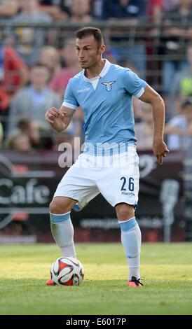 Luebeck, Allemagne. Le 08 août, 2014. Rome's Stefan Radu en action au cours de la test-match de football entre le Hamburger SV et le S.S. Lazio Rome au stade lors de l'Lohmuehle à Luebeck, Allemagne, 08 août 2014. Photo : Daniel Reinhardt/dpa/Alamy Live News Banque D'Images