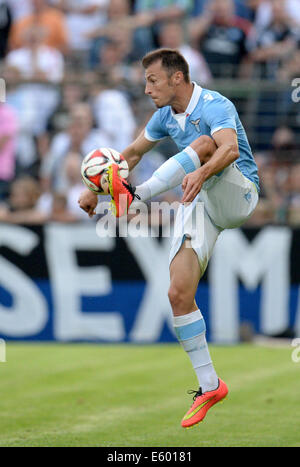 Luebeck, Allemagne. Le 08 août, 2014. Rome's Stefan Radu en action au cours de la test-match de football entre le Hamburger SV et le S.S. Lazio Rome au stade lors de l'Lohmuehle à Luebeck, Allemagne, 08 août 2014. Photo : Daniel Reinhardt/dpa/Alamy Live News Banque D'Images