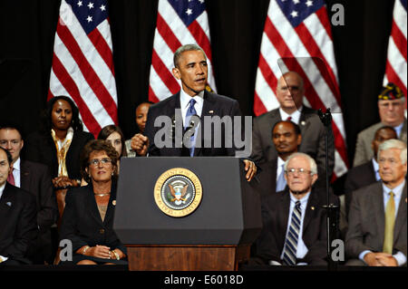 Le président américain Barack Obama parle avant de signer une loi pour réformer le ministère des Affaires des anciens combattants au cours d'une cérémonie le 7 août 2014 à Fort Belvoir, Virginie. Banque D'Images