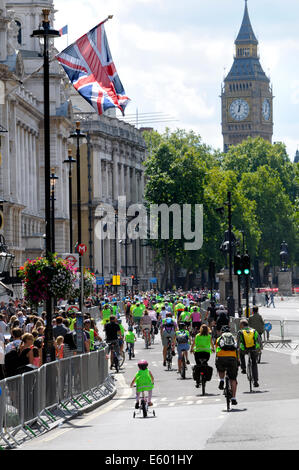 Londres, Royaume-Uni. 9 Août, 2014. Prudential RideLondon événement FreeCycle à travers le centre de Londres, avant de l'après-midi, course de Grand Prix pour les professionnels. Petite fille sur un vélo à l'aide des stabilisateurs ferme la marche Banque D'Images