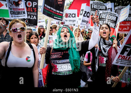 Portland Place, Londres, le 9 août 2014. Des pancartes demandant la fin de la violence dans la bande de Gaza détenus en altitude à une manifestation à Londres. Photographe ; Gordon 1928/Alamy Live News Banque D'Images