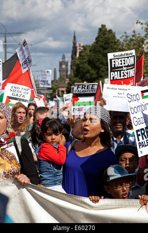 Edinburgh, Ecosse, Royaume-Uni. 9 Août, 2014. Les supporters écossais des droits des Palestiniens ont pris part à un rassemblement à la butte et en mars le long de Princes Street à Edimbourg dans le cadre d'une une journée de protestation par le Boycott, désinvestissement et sanctions (BDS) mouvement pour mettre en évidence la situation à Gaza et en Palestine. Ils ont également eu une table dans la rue Princes Street pour deux minutes de silence pour se souvenir de la mort. Banque D'Images