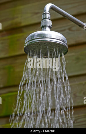 Métal Tête de douche en plein air avec de l'eau courante Banque D'Images