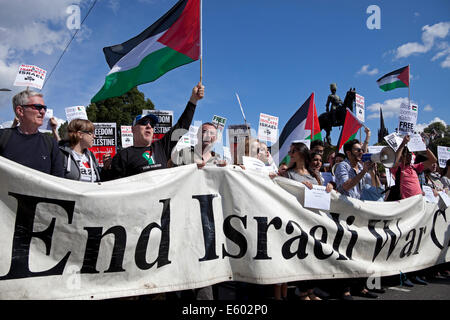 Edinburgh, Ecosse, Royaume-Uni. 9 Août, 2014. Les supporters écossais des droits des Palestiniens ont pris part à un rassemblement à la butte et en mars le long de Princes Street à Edimbourg dans le cadre d'une une journée de protestation par le Boycott, désinvestissement et sanctions (BDS) mouvement pour mettre en évidence la situation à Gaza et en Palestine. Ils ont également eu une table dans la rue Princes Street pour deux minutes de silence pour se souvenir de la mort. Banque D'Images