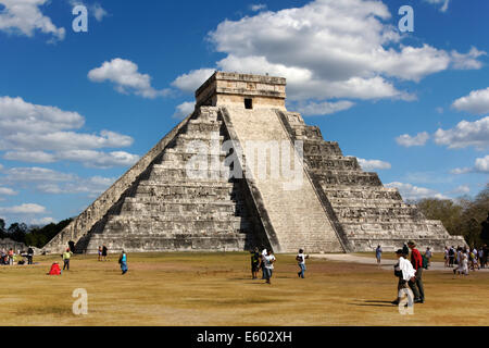 El Castillo pyramide temple maya à Chichen Itza, Yucatan, Mexique. Banque D'Images