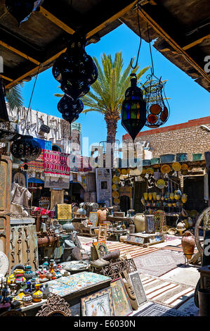 Afrique, Afrique du Nord, Maghreb, au sud de la Tunisie, l'île de Djerba. Governorat de Médenine. Houmt Souk. Une boutique d'antiquités. Banque D'Images