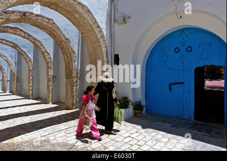 Afrique, Afrique du Nord, Maghreb, Tunisie du Sud, Governorat de Médenine, l'île de Djerba. Houmt Souk. Balade dans la médina. Banque D'Images