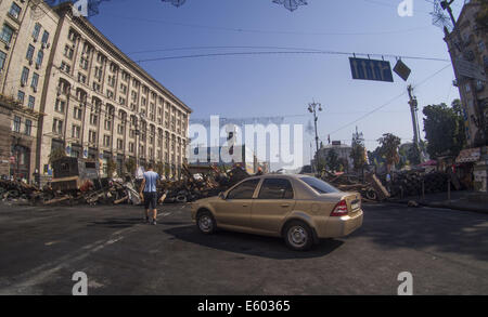 Le 8 août 2014 - Voiture à l'endroit où autrefois occupées tentes et des barricades près du bureau de poste principal de la rue Khreshchatyk. -- À Kiev ont démantelé la barricade près de la Maison des syndicats, qui interfèrent avec la circulation. Plus tôt, le ''peuple de Maidan'' a refusé de libérer le centre-ville, mais aujourd'hui, a accepté de libérer la chaussée. Calage de nettoyage jusqu'à ce que le consentement n'est pas donné. (Crédit Image : © Igor Golovniov/Zuma sur le fil) Banque D'Images