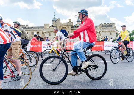 Cavaliers dans la Prudential RideLondon Freecycle event pass la Tour de Londres Banque D'Images