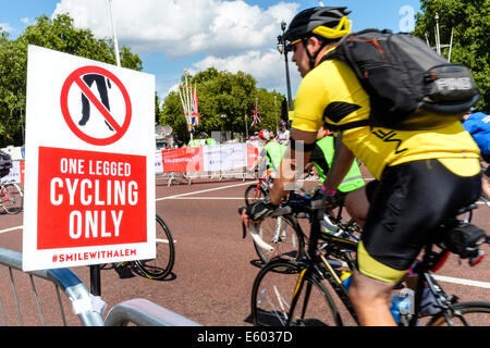 Les participants à la Prudential RideLondon événement Freecycle dans le centre de Londres Banque D'Images