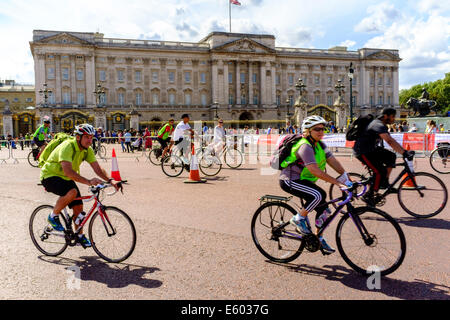 Les participants à la Prudential RideLondon événement Freecycle dans le centre de Londres depuis le cycle de Buckingham Palace Banque D'Images