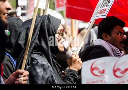 Londres, Royaume-Uni. 9 Août, 2014. Autour de 150 000 manifestants de mars BBC Broadcasting House, Portland Place, à Hyde Park, via l'ambassade américaine, pour appeler à la liberté de la Palestine et la fin de la poursuite par Israël de l'action militaire à Gaza. Banque D'Images