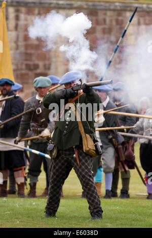 Mousqueealed Knot, époque de la guerre civile anglaise du XVIIe siècle ; les mousqueeed se disputent des rangs de mousqueeers. Feu de mousquet de l'armée d'époque à fort George, Ardesier, Invernesshire. « Démarrer avec des mousquets à l'occasion de l'événement Scottish Homecoming Event. Une célébration des siècles à fort George avec des camps d'histoire vivants décrivant les grandes périodes du passé écossais. Des soldats sont présents dans les camps historiques à travers les âges. Banque D'Images