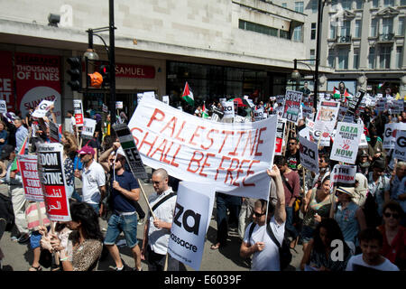 London UK. 9 août 2014. Des milliers de manifestants ont défilé dans le centre de Londres de rassemblement pour la fin de l'action militaire israélienne continue et à l'appui des Palestiniens à Gaza Banque D'Images