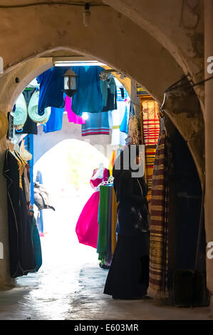 Afrique, Afrique du Nord, Maghreb, Tunisie du Sud, Governorat de Médenine. L'île de Djerba. Houmt Souk. Femme dans le souk. Banque D'Images