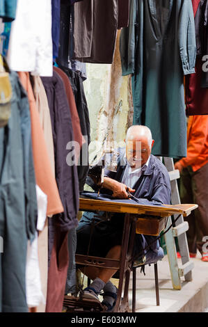 Afrique, Afrique du Nord, Maghreb, Tunisie du Sud, Governorat de Médenine. L'île de Djerba. Houmt Souk. Un tailleur. Banque D'Images