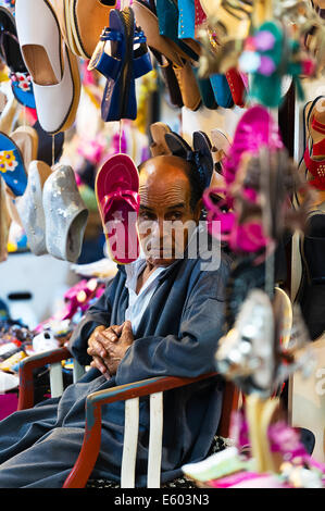 Afrique, Afrique du Nord, Maghreb, Tunisie du Sud, Governorat de Médenine. L'île de Djerba. Houmt Souk. Vendeur de babouche. Banque D'Images