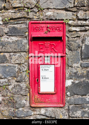 Close up of a post box dans un mur en pierre calcaire, Cumbria, Angleterre Banque D'Images